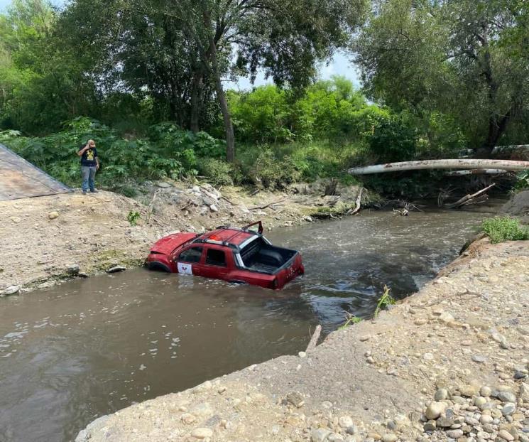 Termina camioneta en arroyo