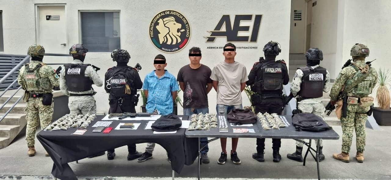 Caen con drogas y un arma larga Caen con drogas y un arma larga