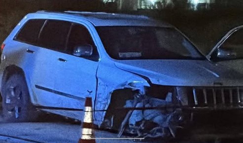 Despu&eacute;s de lesionar de un roz&oacute;n de bala a su ex pareja y huir, un militar ocasion&oacute; una persecuci&oacute;n con la polic&iacute;a municipal que termin&oacute; al chocar y resultar baleado, el martes en el municipio de Salinas Victoria.
