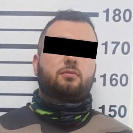 Elementos de la Secretar&iacute;a de Seguridad P&uacute;blica y Vialidad de Santiago, detuvieron a un hombre que circulaba a exceso de velocidad por la Carretera Nacional, realizando maniobras peligrosas y portando placas de circulaci&oacute;n que no correspond&iacute;an con su veh&iacute;culo.