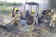 Arde máquina retroexcavadora