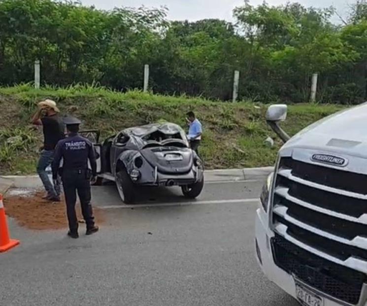 Vuelca auto compacto en Montemorelos