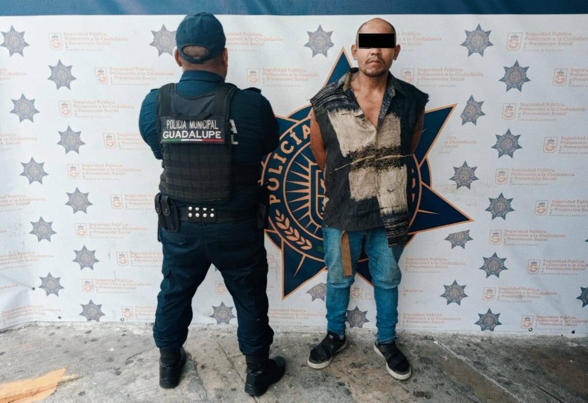 Elementos de la Policía de Guadalupe capturaron a un hombre en flagrancia, luego de presuntamente asaltar un peatón en la vía pública.