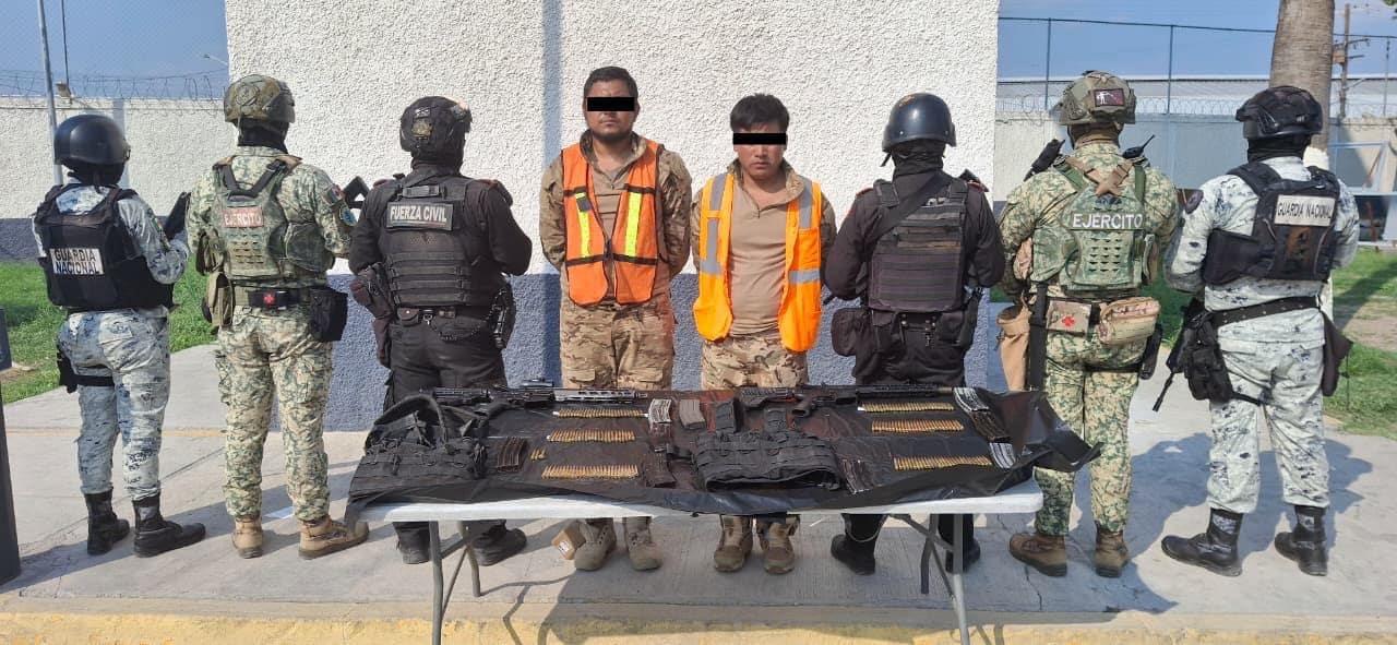 Caen sujetos con cuatro armas largas Caen sujetos con cuatro armas largas