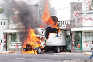 Atacan normalistas Campo Militar en CDMX por Ayotzinapa