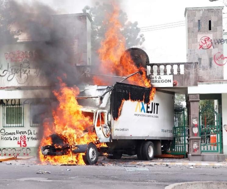 Atacan normalistas de Ayotzinapa el Campo Militar de la CDMX Atacan normalistas de Ayotzinapa el Campo Militar de la CDMX