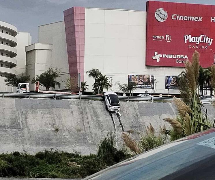 Se salva de caer al Río Santa Catarina