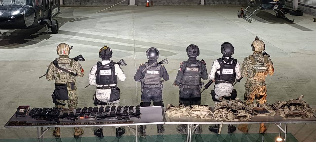 Dos armas largas y equipo t&aacute;ctico, entre el que hab&iacute;a dos armas largas, fueron asegurados en un camino de terracer&iacute;a en el municipio de Bustamante, al norte de Nuevo Le&oacute;n.