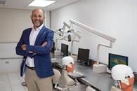 Comparte nuevas perspectivas para futuros odontólogos de la UDEM