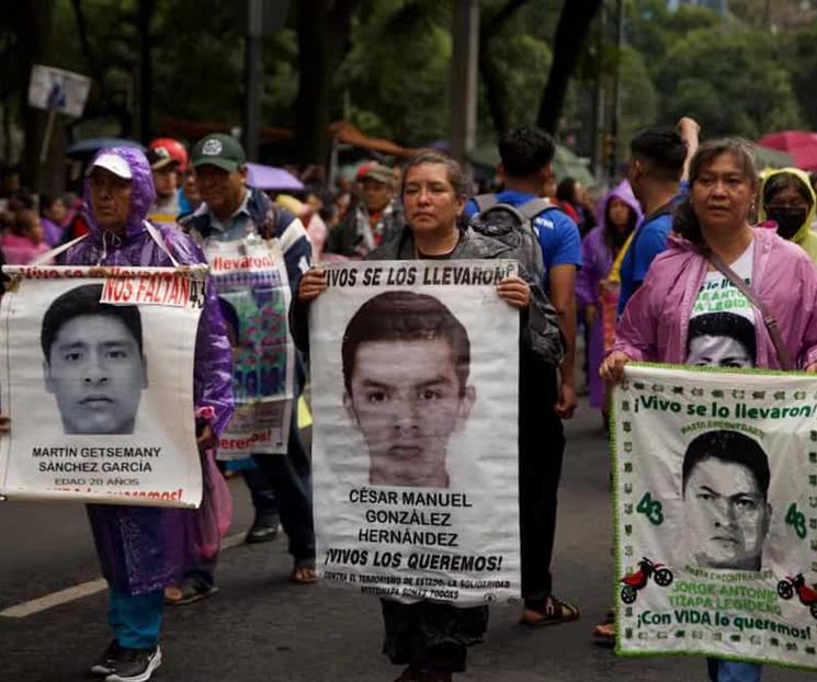 Marchan a A 11 a&ntilde;os  tras  la desaparici&oacute;n de los normalistas