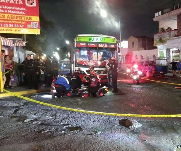 Arrolla cami&oacute;n a anciana y sale herida