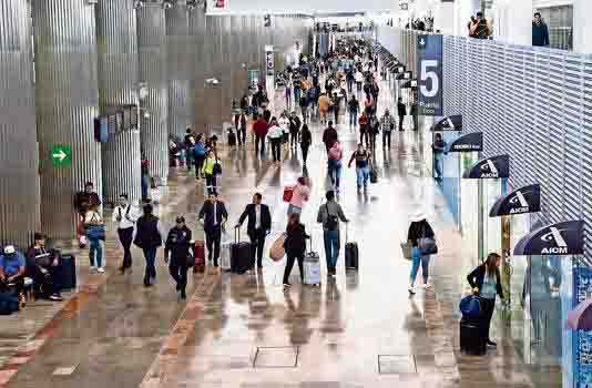 Por lluvias, suspenden despegues y aterrizajes en el AICM Por lluvias, suspenden despegues y aterrizajes en el AICM