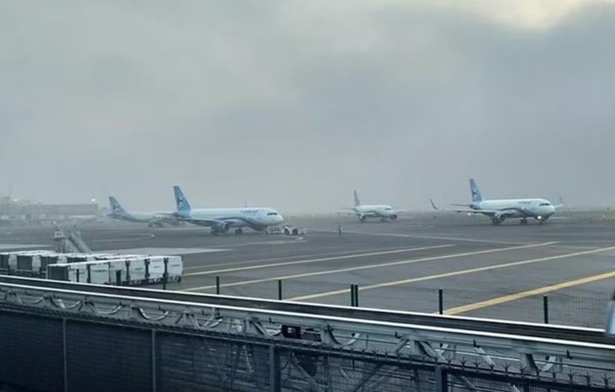 Por lluvias, suspenden despegues y aterrizajes en el AICM Por lluvias, suspenden despegues y aterrizajes en el AICM