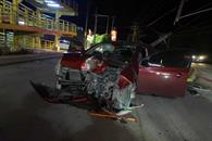 Choca auto contra poste y resulta lesionado Choca auto contra poste y resulta lesionado