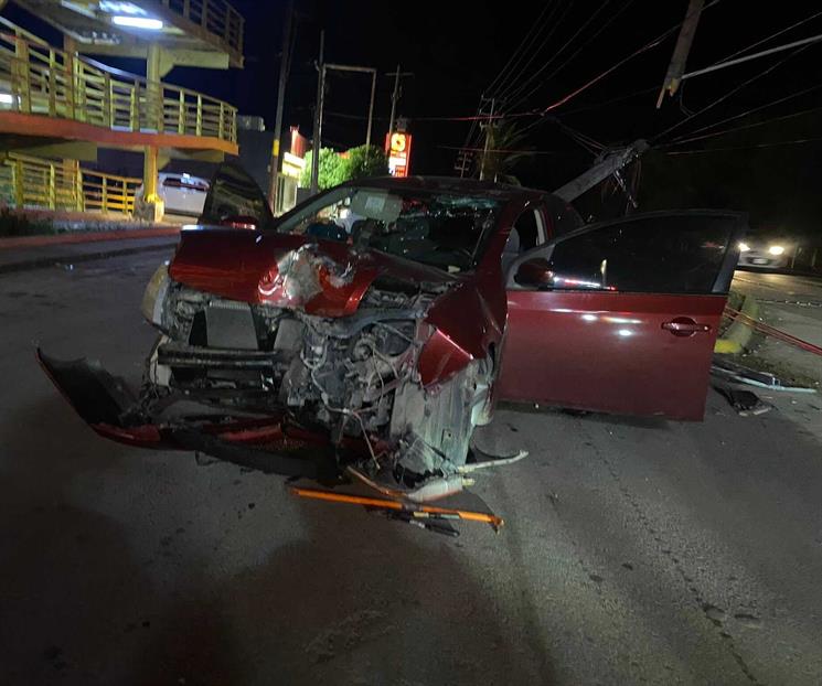 Choca auto contra poste y resulta lesionado