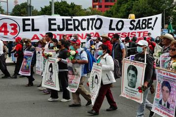 Familias de los 43 normalistas desaparecidos marchan en Guerrero