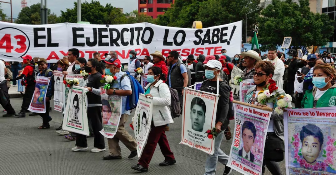 Familias de los 43 normalistas desaparecidos marchan en Guerrero Familias de los 43 normalistas desaparecidos marchan en Guerrero
