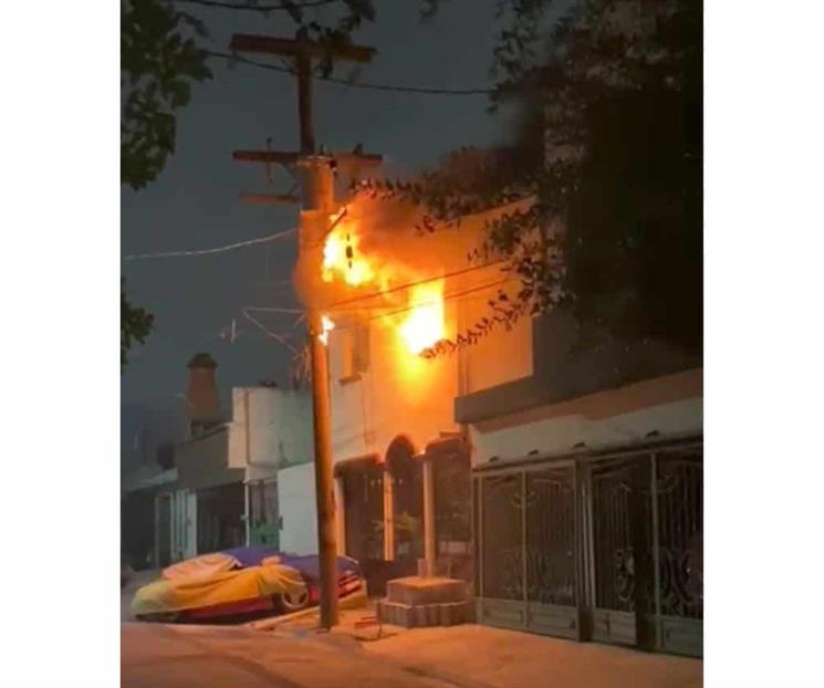 Rescatan a vecino y mascota de incendio