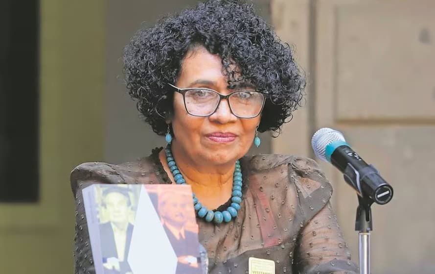 Malva Flores gana Premio de la Feria Internacional del Edomex
