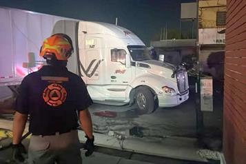 Derriba tráiler postes de CFE y deja sin luz a la Independencia