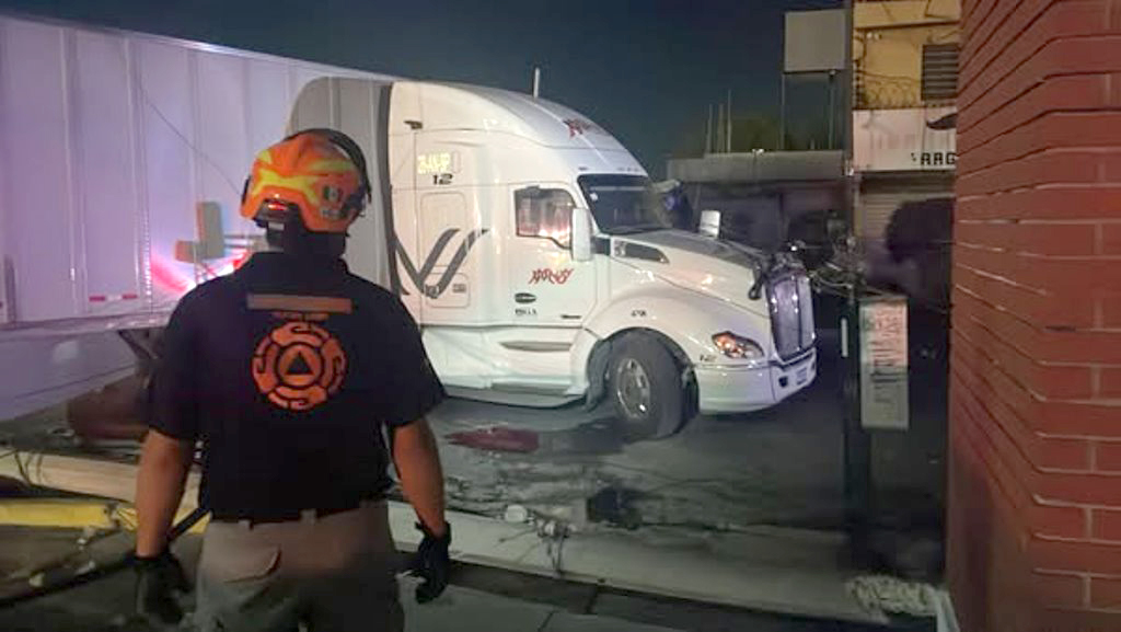 Derriba tráiler postes de CFE y deja sin luz a la Independencia Derriba tráiler postes de CFE y deja sin luz a la Independencia