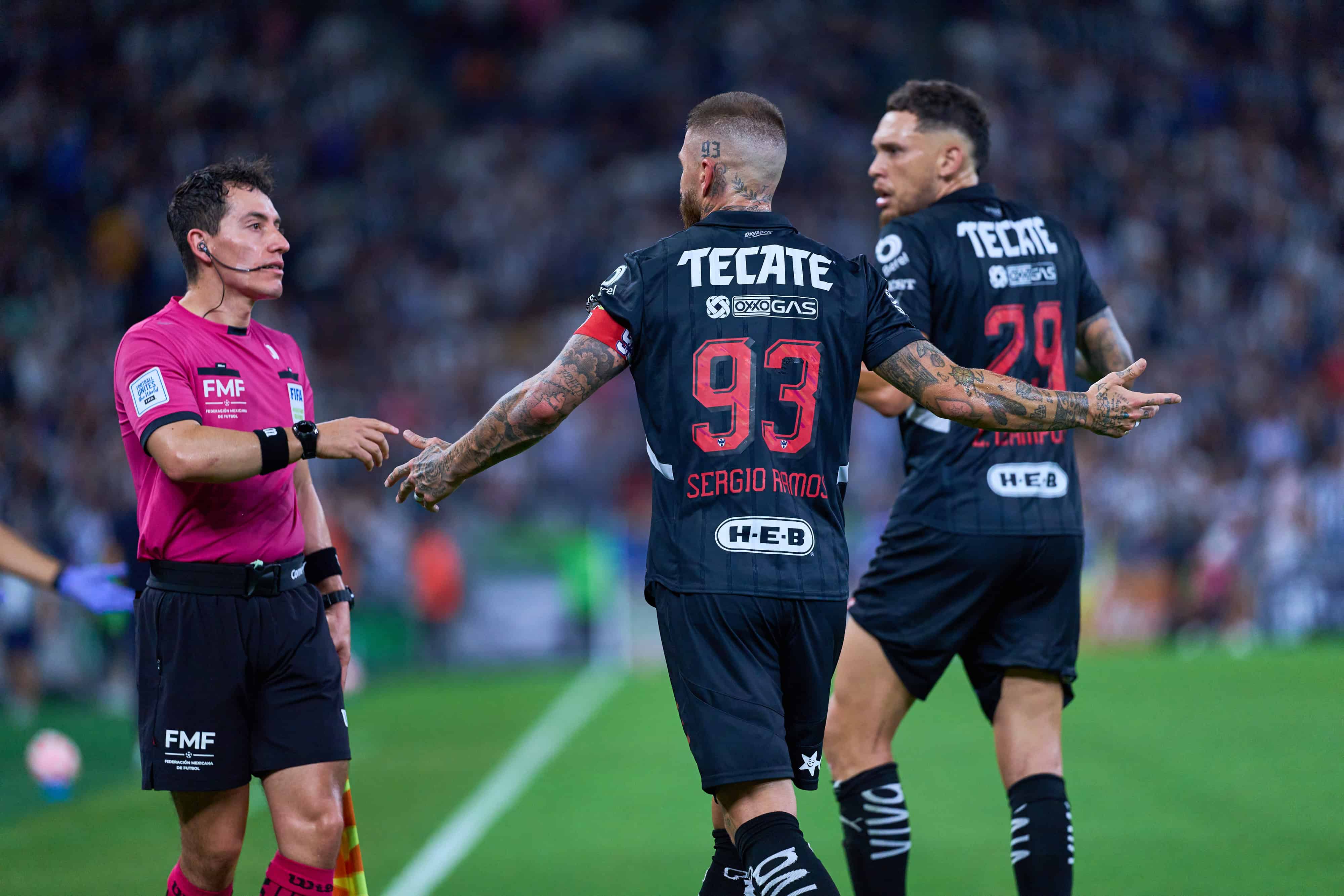 Sergio Ramos anota en dos ocasiones, pero son anulados.