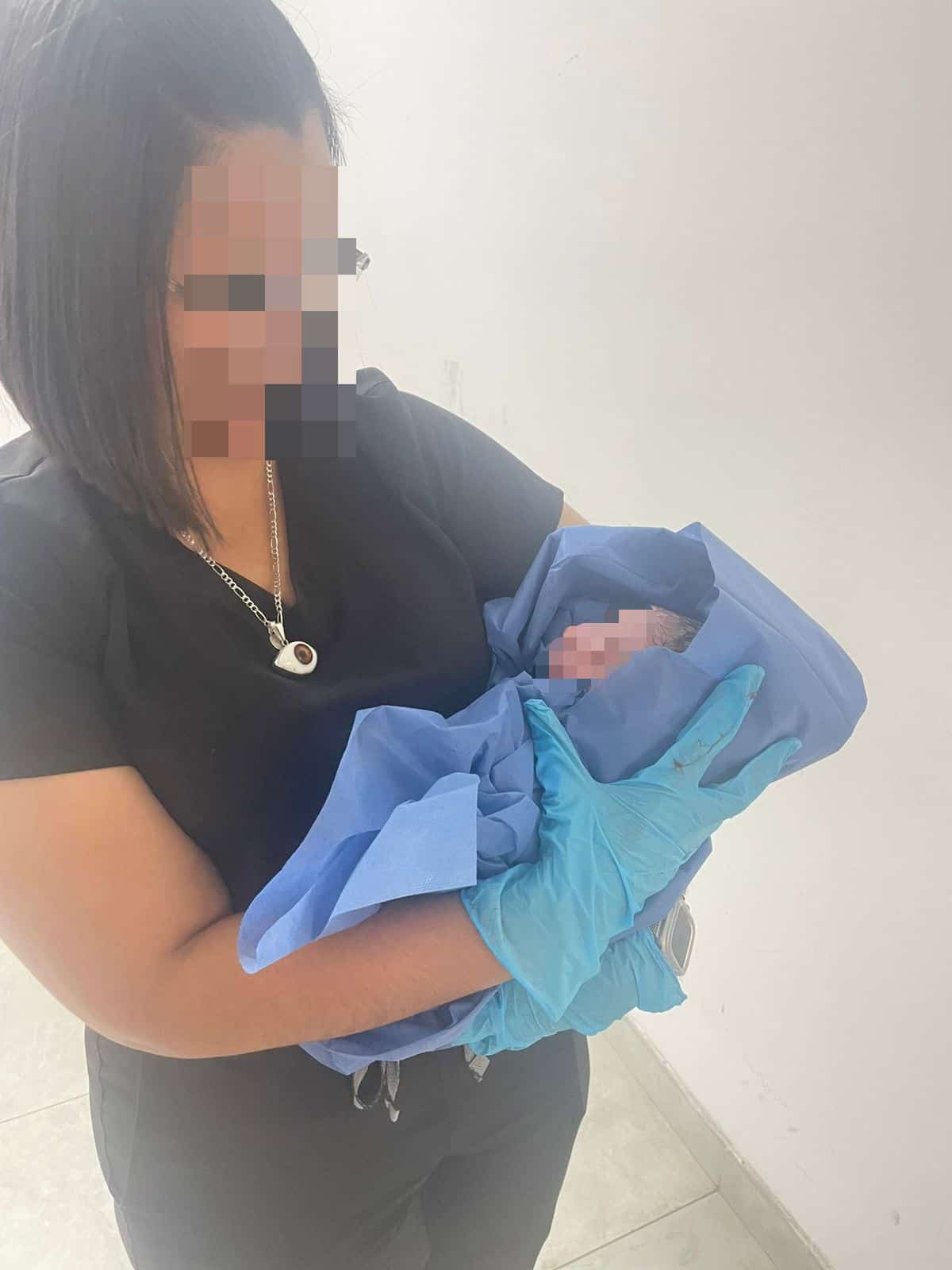 Polic&iacute;as de Fuerza Civil brindaron el auxilio a una mujer que dio a luz a un beb&eacute; var&oacute;n, en las instalaciones del Campo Policial N&uacute;mero 1, en Escobedo.