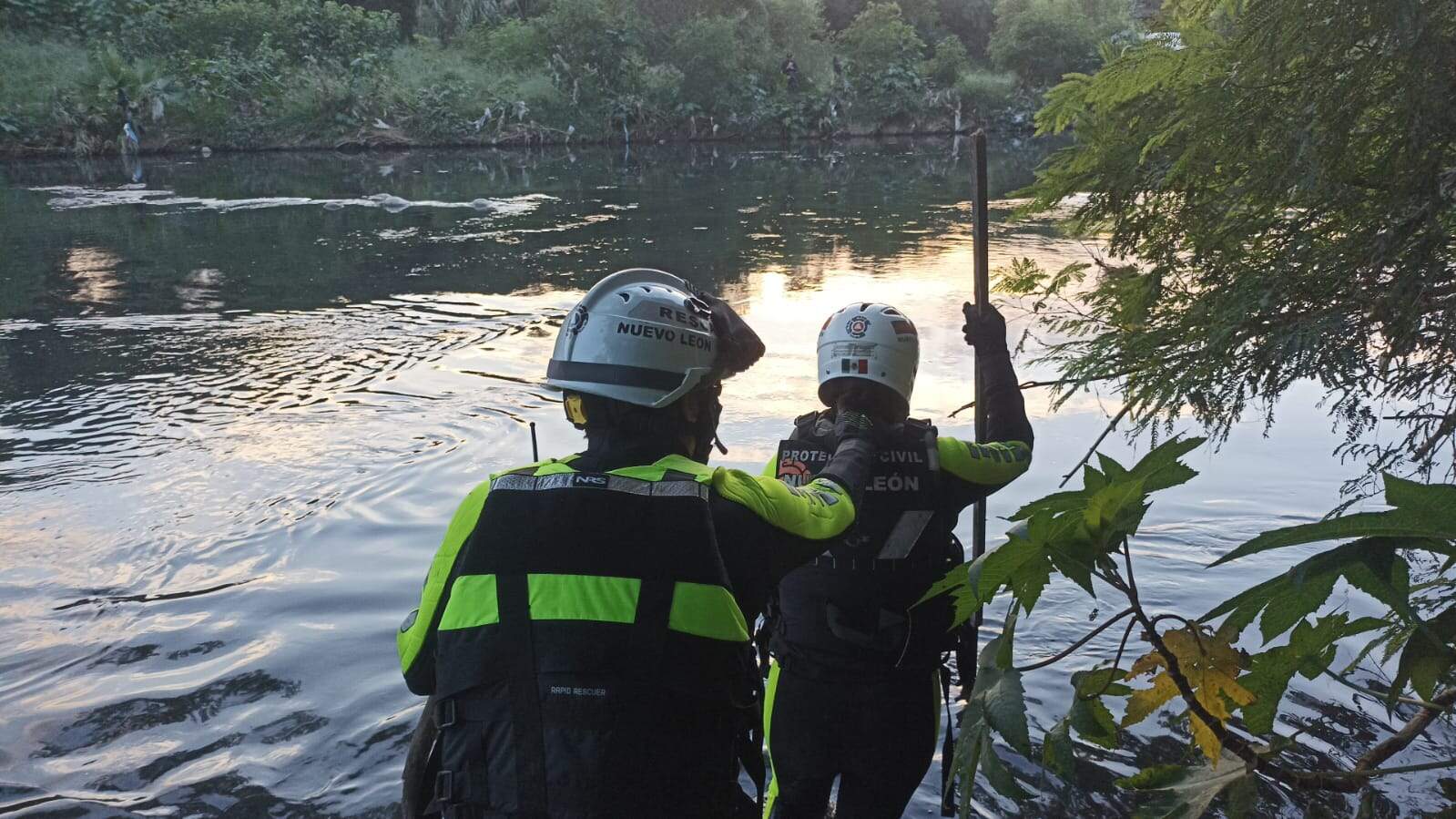 El cuerpo de un hombre sin vida fue hallado flotando en el r&iacute;o Pesquer&iacute;a, agentes ministeriales investigan los hechos, en Escobedo.