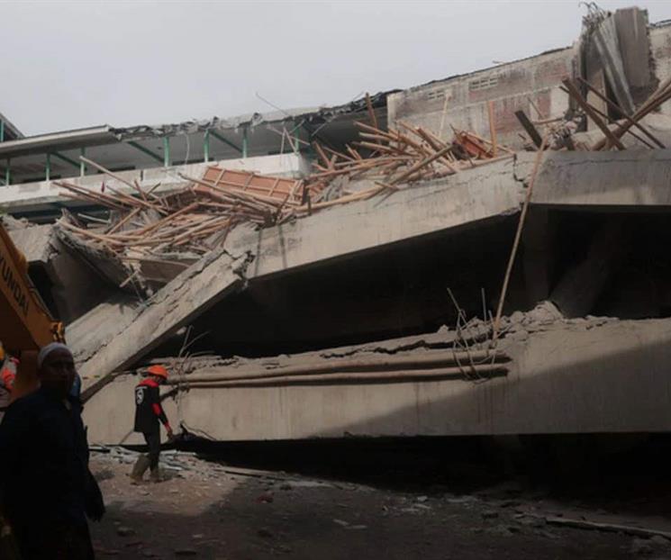 Derrumbe en Indonesia deja un muerto y casi 100 heridos