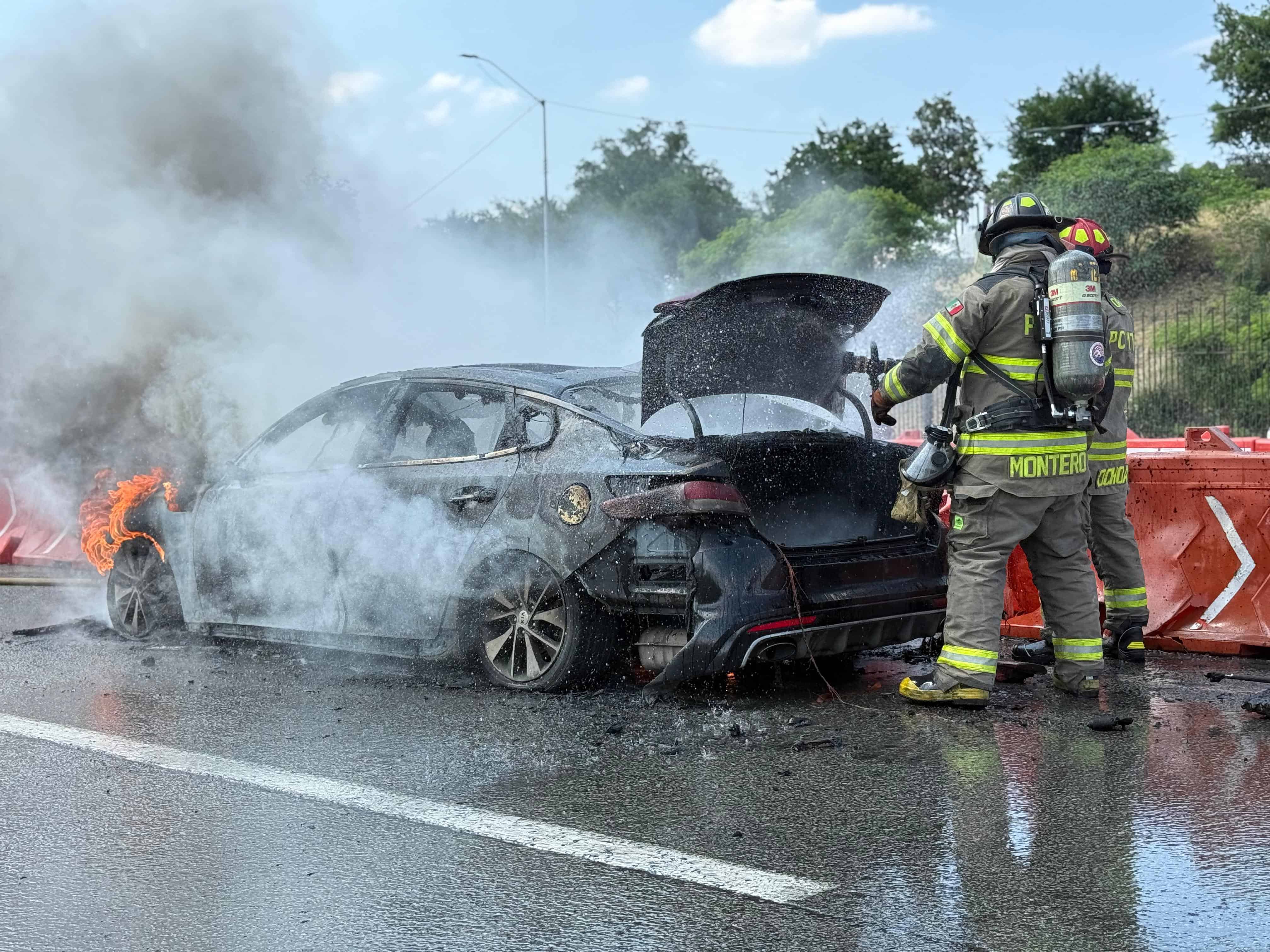 En el momento en que estaba en circulaci&oacute;n por la Avenida Constituci&oacute;n, un auto que al parecer ya presentaba una falla, se incendi&oacute; la tarde de ayer a la altura del Parque Fundidora, en Monterrey.