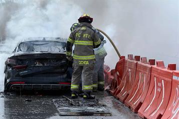 Acaba fuego con auto