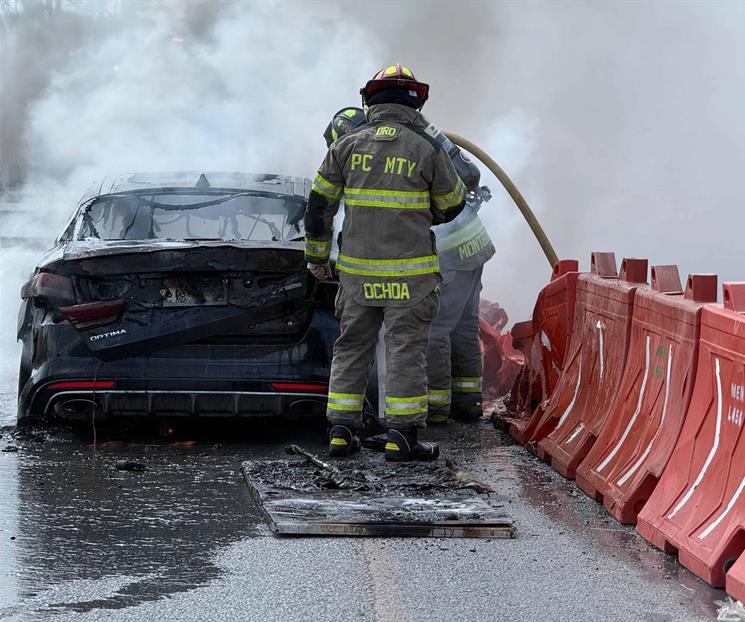 Acaba fuego con auto