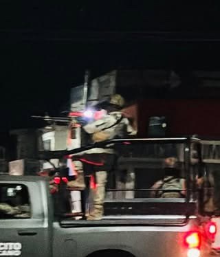 Tras los hechos en donde falleci&oacute; una menor y su madre y un polic&iacute;a municipal resultaron lesionados, en un ataque a balazos el domingo en calles de la Colonia Tierra Propia, en el municipio de Guadalupe, las autoridades ubicaron el auto de los presuntos, donde dejaron armas de fuego.