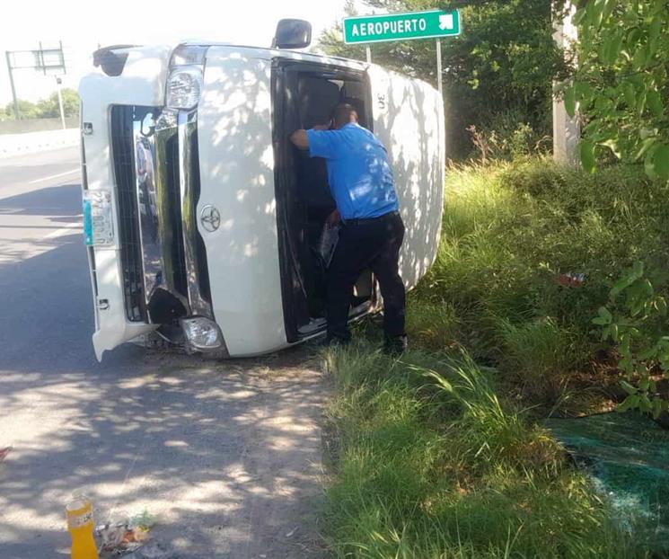 Resulta conductor herido en volcadura Resulta conductor herido en volcadura