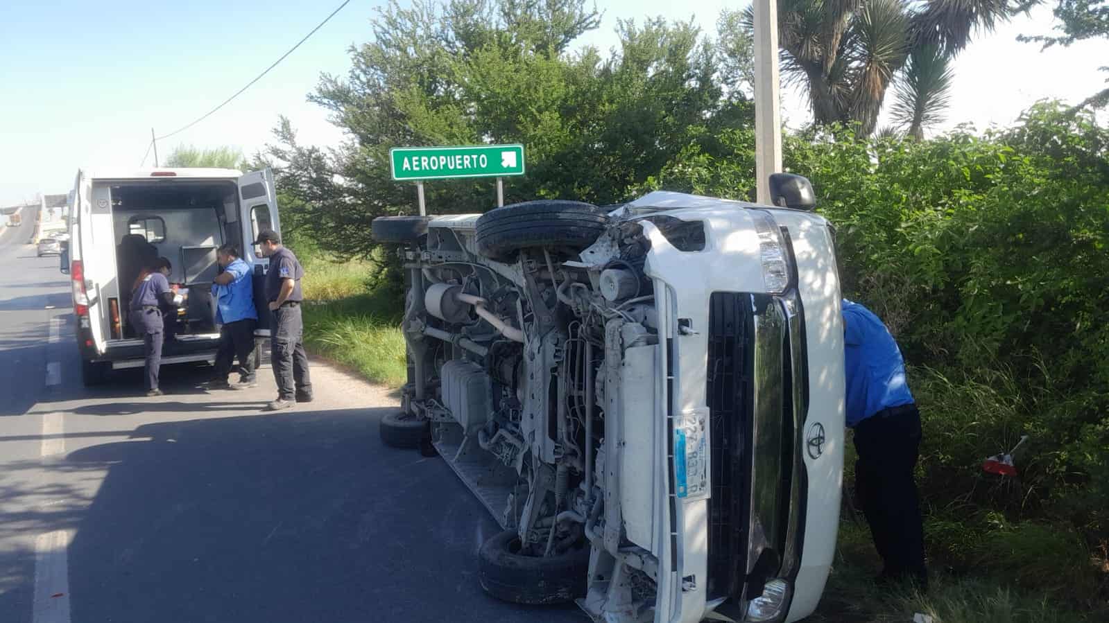 El conductor de una camioneta utilizada como transporte resultó lesionado al volcar su unidadayer en la Autopista al Aeropuerto, en Apodaca.