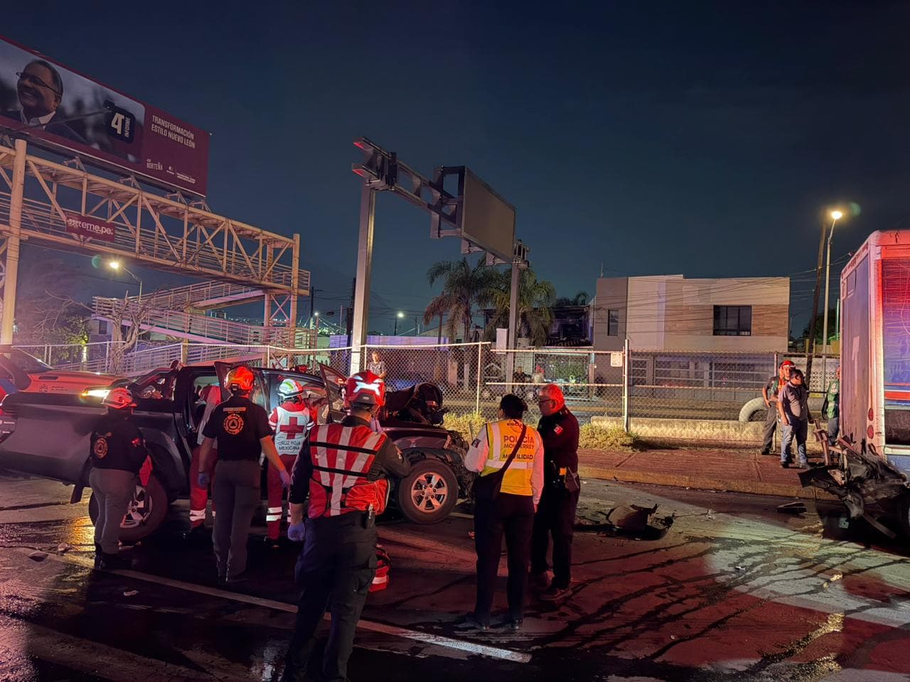 Un saldo de tres lesionados dejó un accidente donde un vehículo se estrelló contra un camión de una cervecería, la madrugada de ayer al poniente de Monterrey.