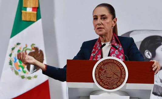 Anuncia Sheinbaum control en venta de chips telef&oacute;nicos