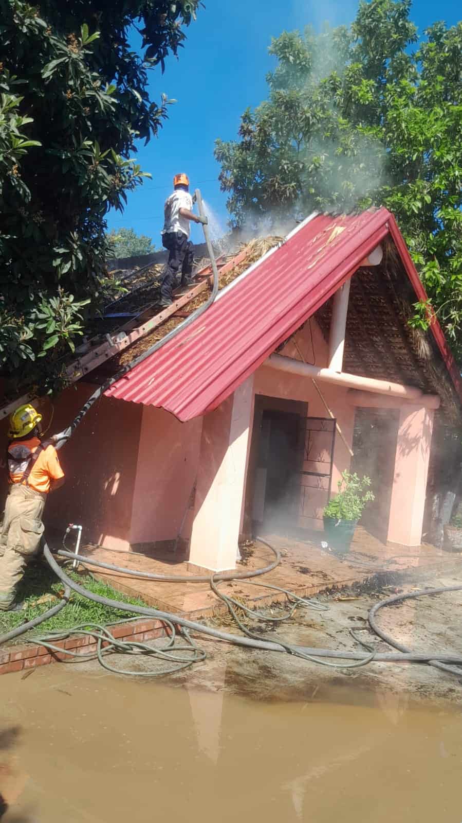 El techo de palma seca de quinta, fue consumido por las llamas tras registrarse un incendio, ayer en el municipio de Juárez.