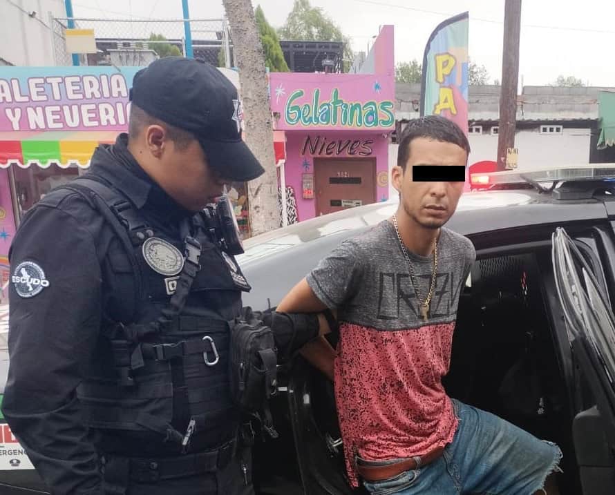 El presunto responsable de una serie de asaltos, mismos que cometía vestido de traje, fue detenido por la Policía de Monterrey luego de que le encontraron dos envoltorios con cristal, en la Colonia Niño Artillero.