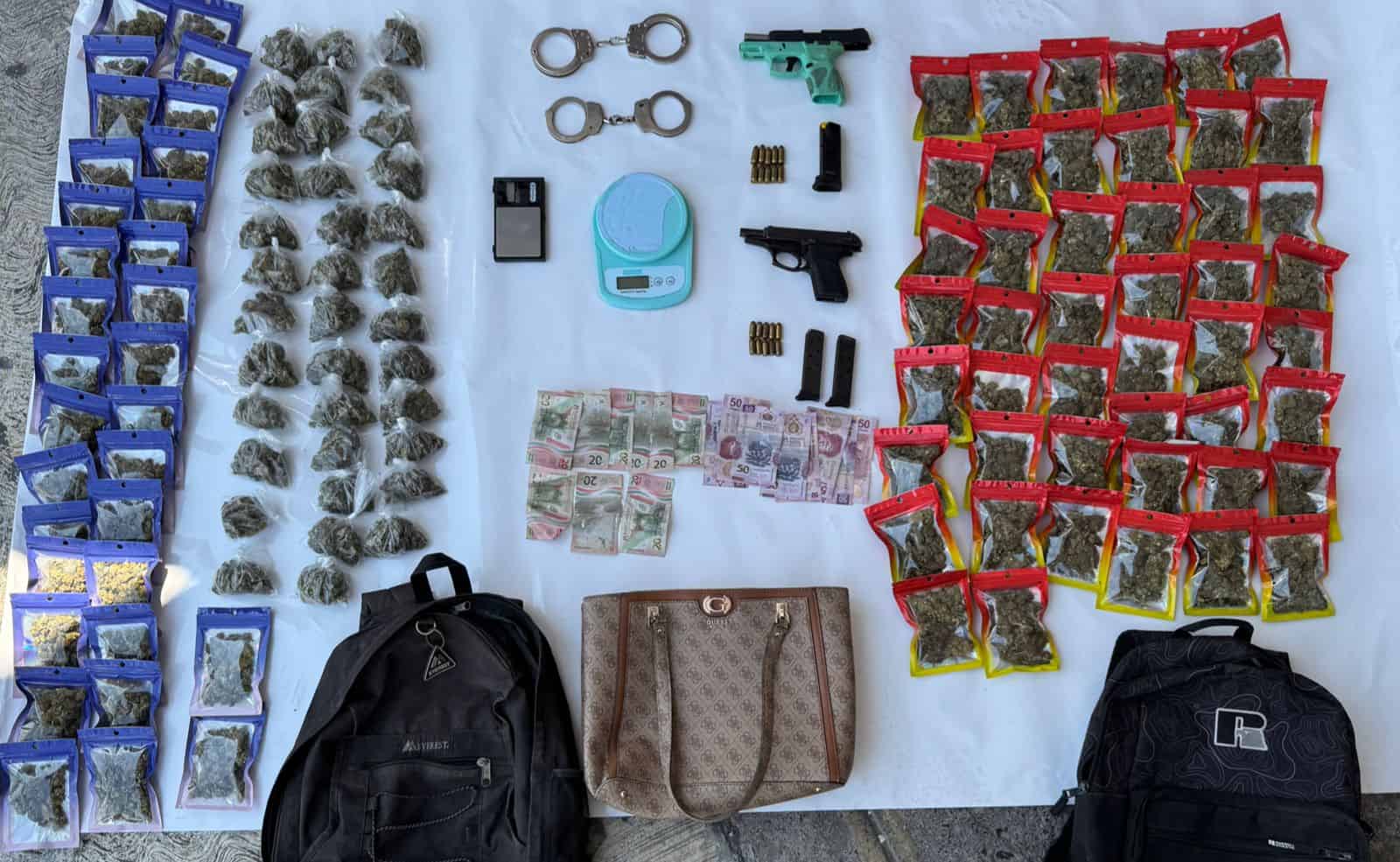 En un operativo de elementos de la Unidad de Investigación Criminal de la Policía de Guadalupe se logró la captura de dos hombres y una mujer, con la posesión de más de un centenar de narcóticos, armas de fuego y balas, en la Colonia Valle Soleado.