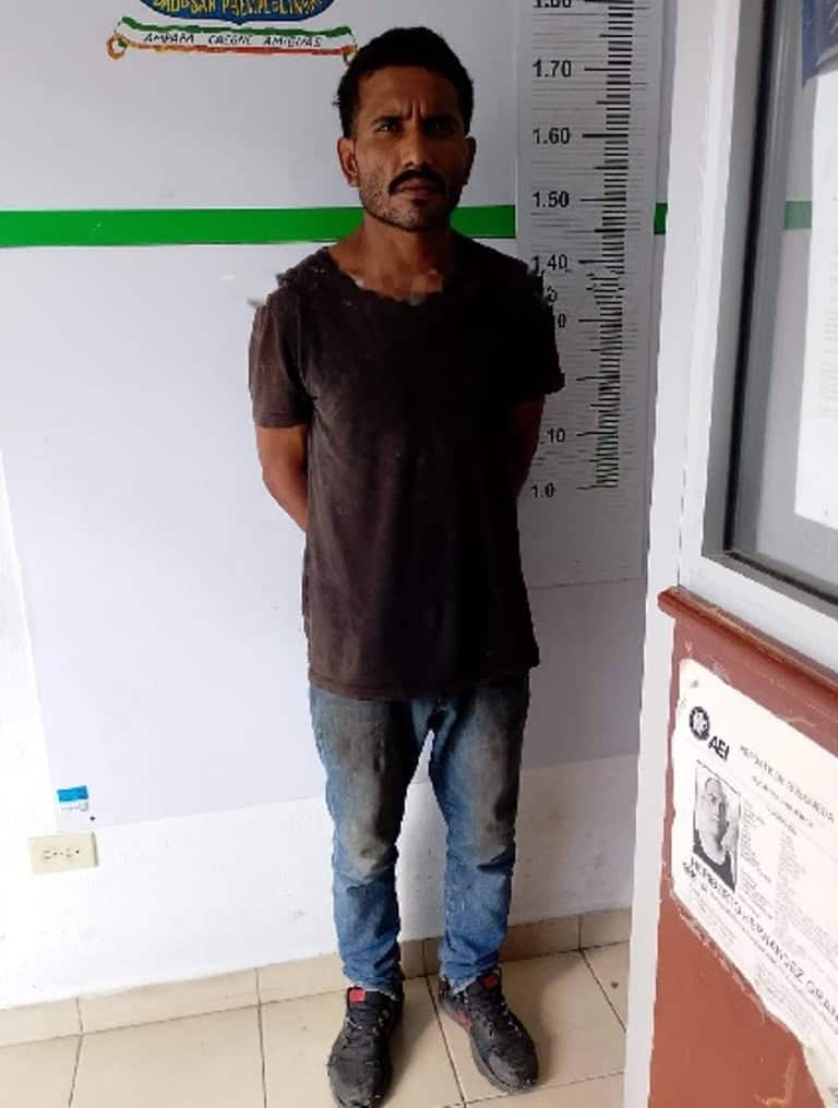 Elementos de la policía preventiva de Linares, lograron la detención de un hombre que portaba diversas dosis de drogas entre sus pertenencias.