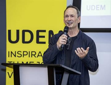 Sostiene Gander la creciente popularidad de la poesía entre jóvenes