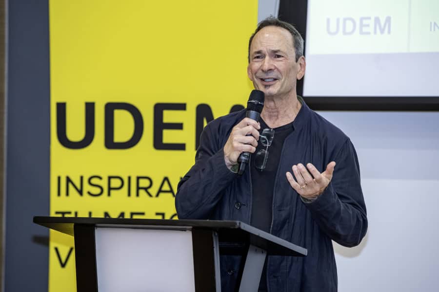 Sostiene Gander la creciente popularidad de la poesía entre jóvenes