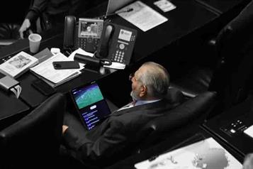 Desdén legislativo; Adán ve partido de futbol