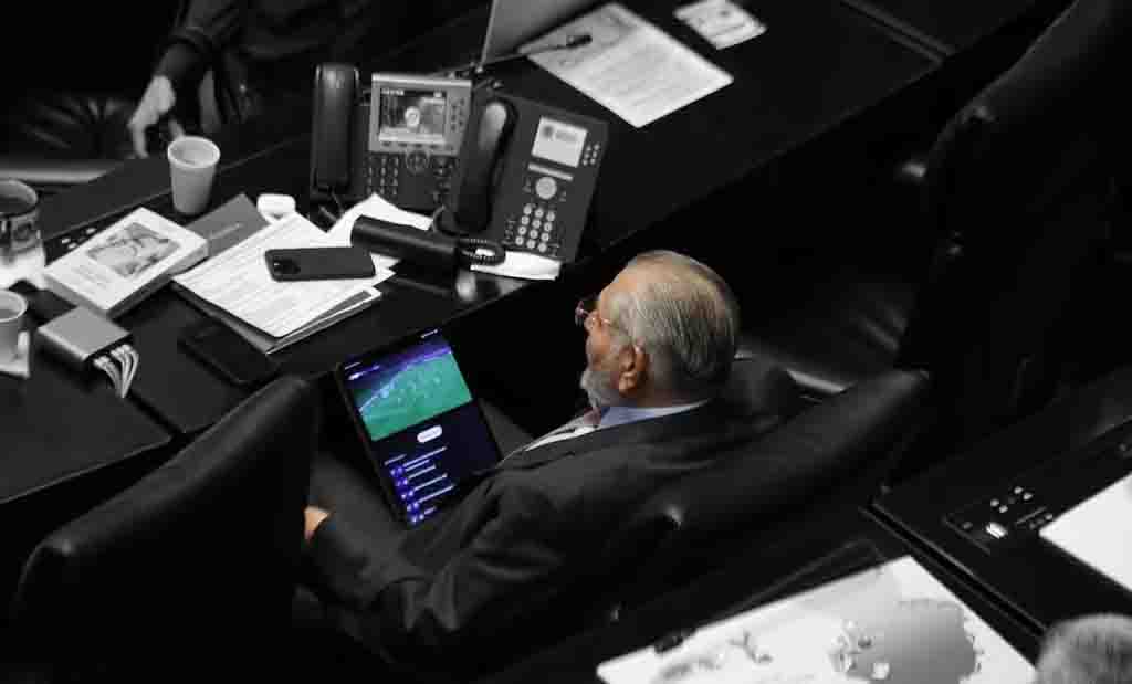 Desdén legislativo; Adán ve partido de futbol
