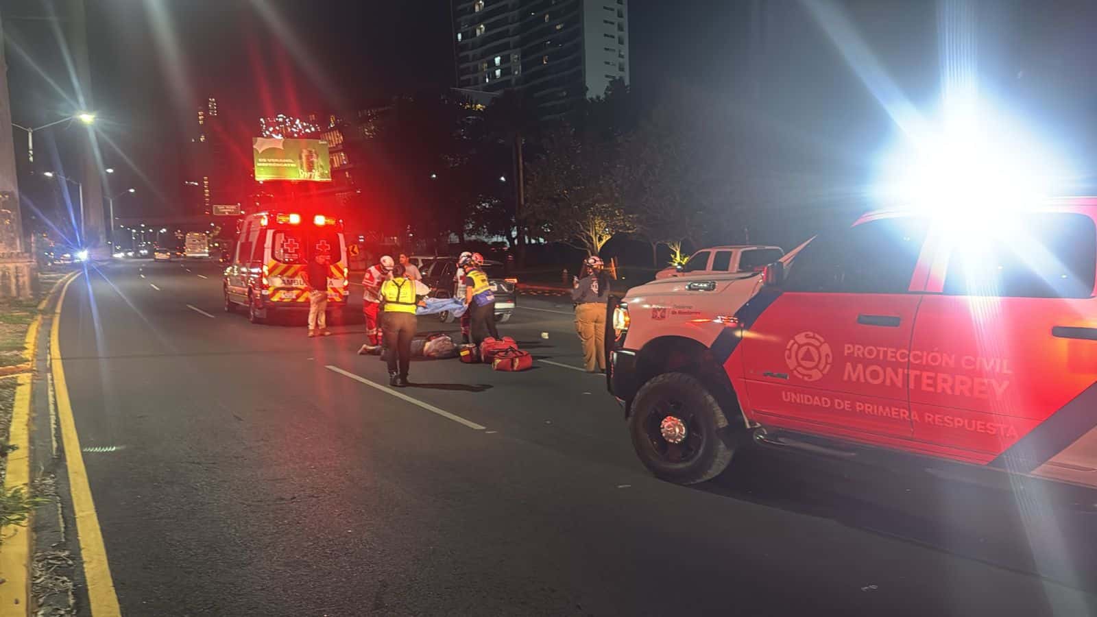 Un hombre perdió la vida en forma trágica al ser arrollado por una camioneta, cuando intentaba cruzar el Boulevard Antonio L Rodríguez, en Monterrey.