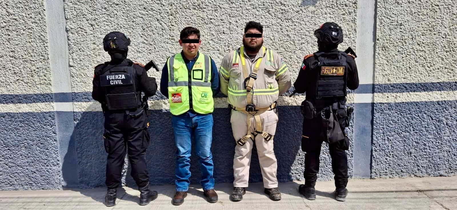 Dos jóvenes que se hacían pasar por trabajadores de la Comisión Federal de Electricidad para extorsionar y evitar el corte de luz, fueron detenidos por elementos de Fuerza Civil tras ser denunciados, en la Colonia Barrio Aztlán, en Monterrey.