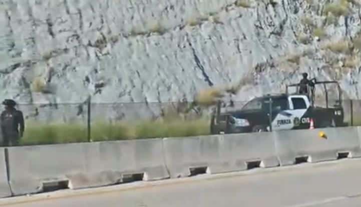Un peatón murió luego de ser atropellado en la Autopista a Saltillo sobre el puente de La Huasteca, ayer en el municipio de Santa Catarina.