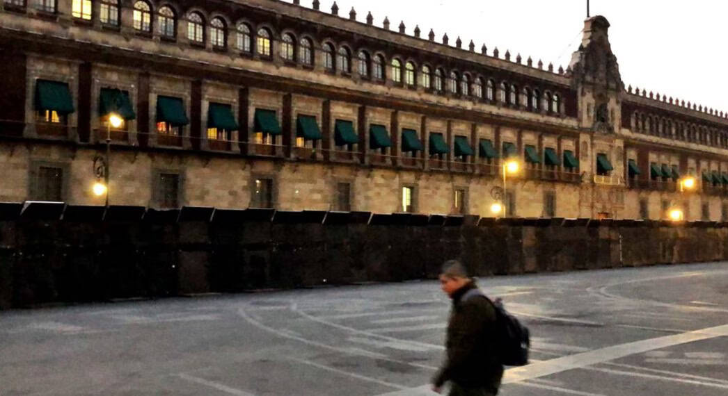 Refuerzan vallas que protegen Palacio Nacional ante marcha Refuerzan vallas que protegen Palacio Nacional ante marcha