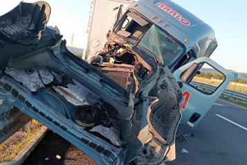Choque de tráileres deja un muerto en Salinas Victoria